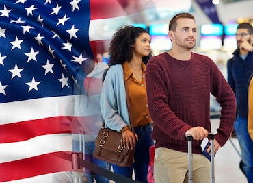 ¿Pueden revisarte el celular al pasar Migración (CBP) en Estados Unidos? Esto debes saber