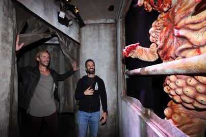 El creador de The Last of Us visita la casa embrujada del videojuego en Halloween Horror Nights 