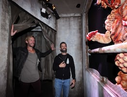El creador de The Last of Us visita la casa embrujada del videojuego en Halloween Horror Nights