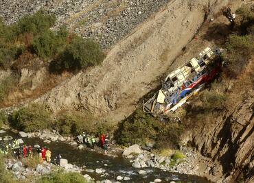 Suman 26 muertos tras caída de autobús a precipio (video)