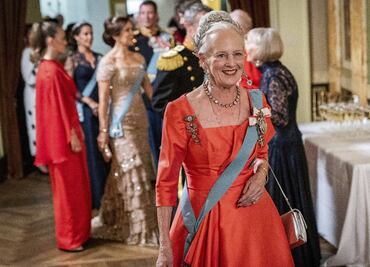 Reina de Dinamarca quita títulos reales a sus nietos y no se arrepiente