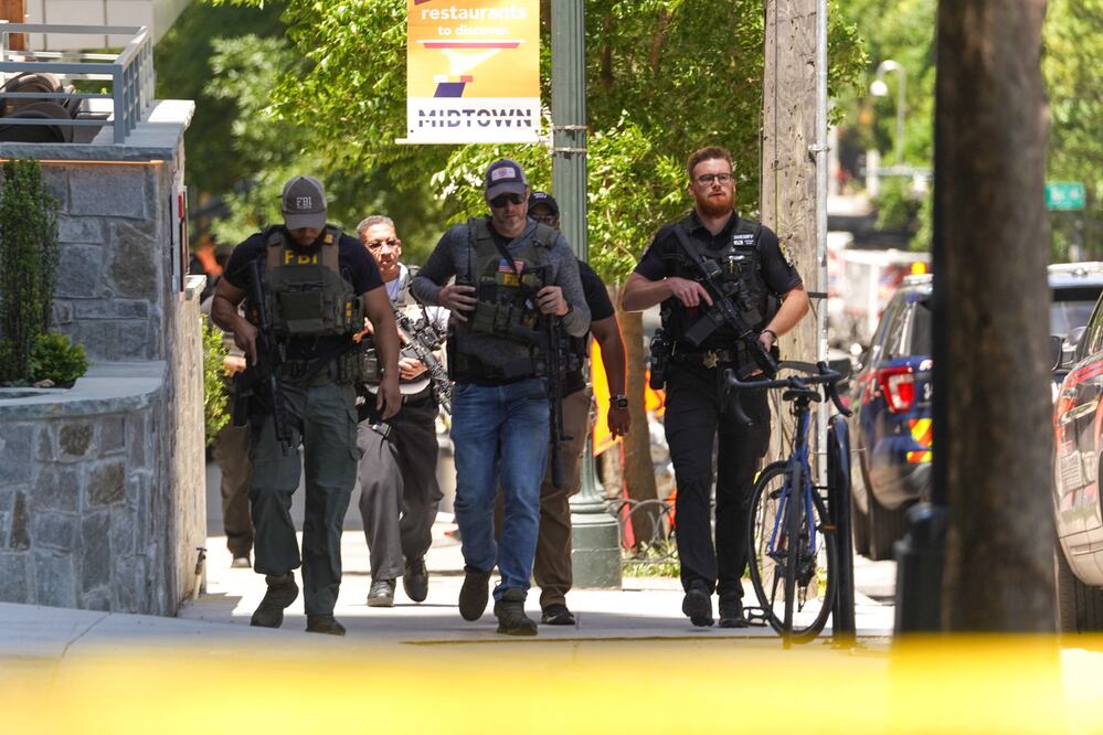 La policía de Atlanta busca al sospechoso del tiroteo en un edificio de oficina.    Megan Varner/Getty Images/AFP (Photo by Megan Varner / GETTY IMAGES NORTH AMERICA / Getty Images via AFP)