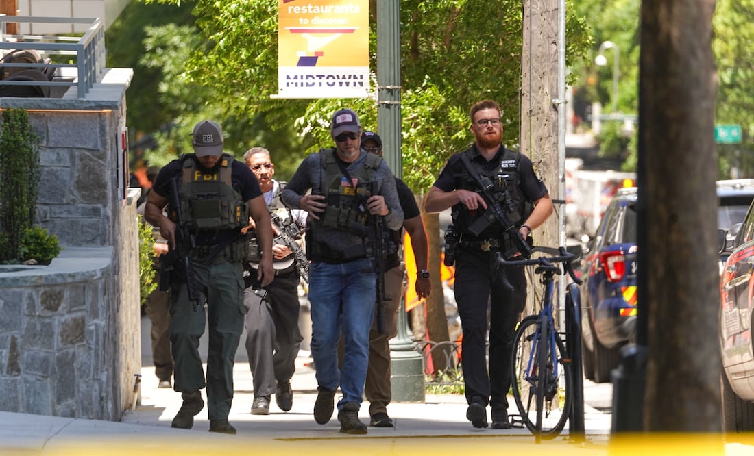 La policía de Atlanta busca al sospechoso del tiroteo en un edificio de oficina.    Megan Varner/Getty Images/AFP (Photo by Megan Varner / GETTY IMAGES NORTH AMERICA / Getty Images via AFP)