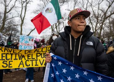 Nueva York cierra campamento de migrantes en aeropuerto mientras continúa reduciendo albergues