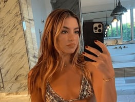 Sarah Kohan se luce en micro bikini durante paseo en yate