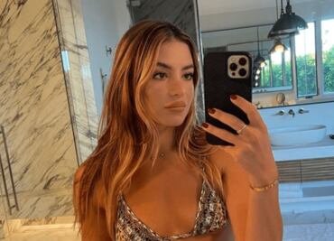 Sarah Kohan se luce en micro bikini durante paseo en yate