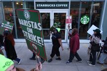Caos en el Día del Vaso Rojo: más de 1,000 baristas de Starbucks se declaran en huelga en Estados Unidos