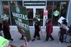 Caos en el Día del Vaso Rojo: más de 1,000 baristas de Starbucks se declaran en huelga en Estados Unidos