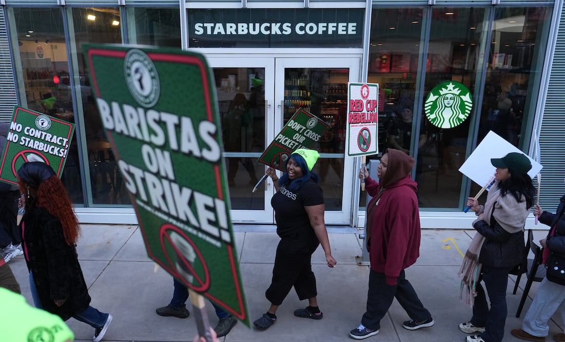 Caos en el Día del Vaso Rojo: más de 1.000 baristas de Starbucks se declaran en huelga en Estados Unidos. (AP Photo/Matt Slocum)