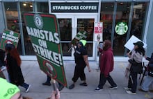 Caos en el Día del Vaso Rojo: más de 1,000 baristas de Starbucks se declaran en huelga en Estados Unidos