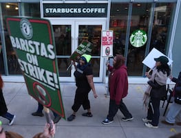 Caos en el Día del Vaso Rojo: más de 1,000 baristas de Starbucks se declaran en huelga en Estados Unidos