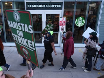 Caos en el Día del Vaso Rojo: más de 1,000 baristas de Starbucks se declaran en huelga en Estados Unidos
