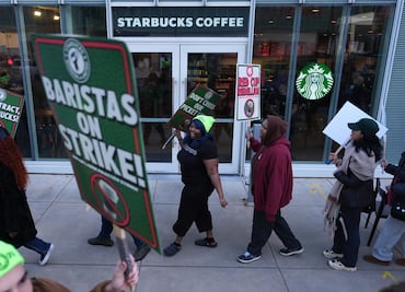 Caos en el Día del Vaso Rojo: más de 1,000 baristas de Starbucks se declaran en huelga en Estados Unidos