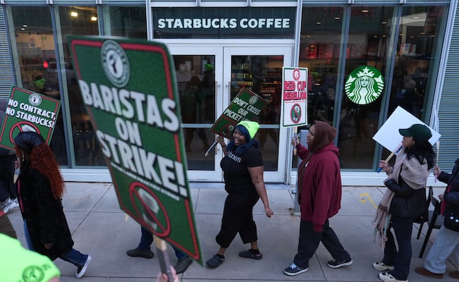Caos en el Día del Vaso Rojo: más de 1,000 baristas de Starbucks se declaran en huelga en Estados Unidos