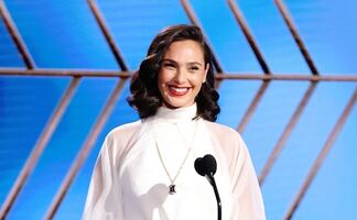 Gal Gadot “impacta” con vestido de raja y escote profundo