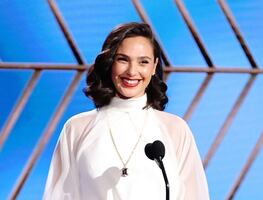 Gal Gadot “impacta” con vestido de raja y escote profundo