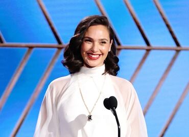 Gal Gadot “impacta” con vestido de raja y escote profundo