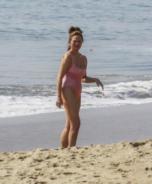 Chrissy Teigen presume silueta con bodysuit rosa en playas de Malibú 