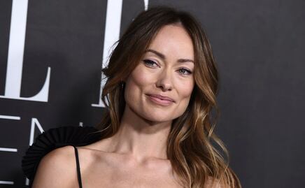 Olivia Wilde se luce elegante en vestido negro con atrevido escote 