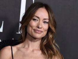Olivia Wilde se luce elegante en vestido negro con atrevido escote