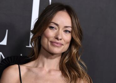 Olivia Wilde se luce elegante en vestido negro con atrevido escote