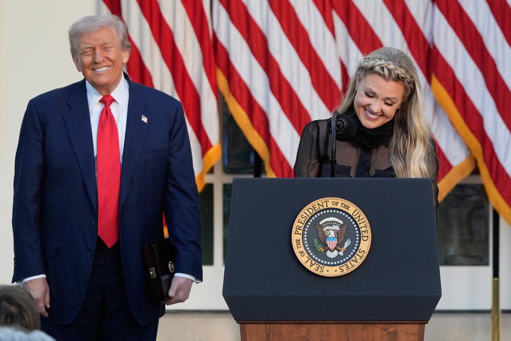 Bella e inspiradora’: las palabras de Trump sobre la viuda de Charlie Kirk que todos comentan (AP Photo/Alex Brandon)
