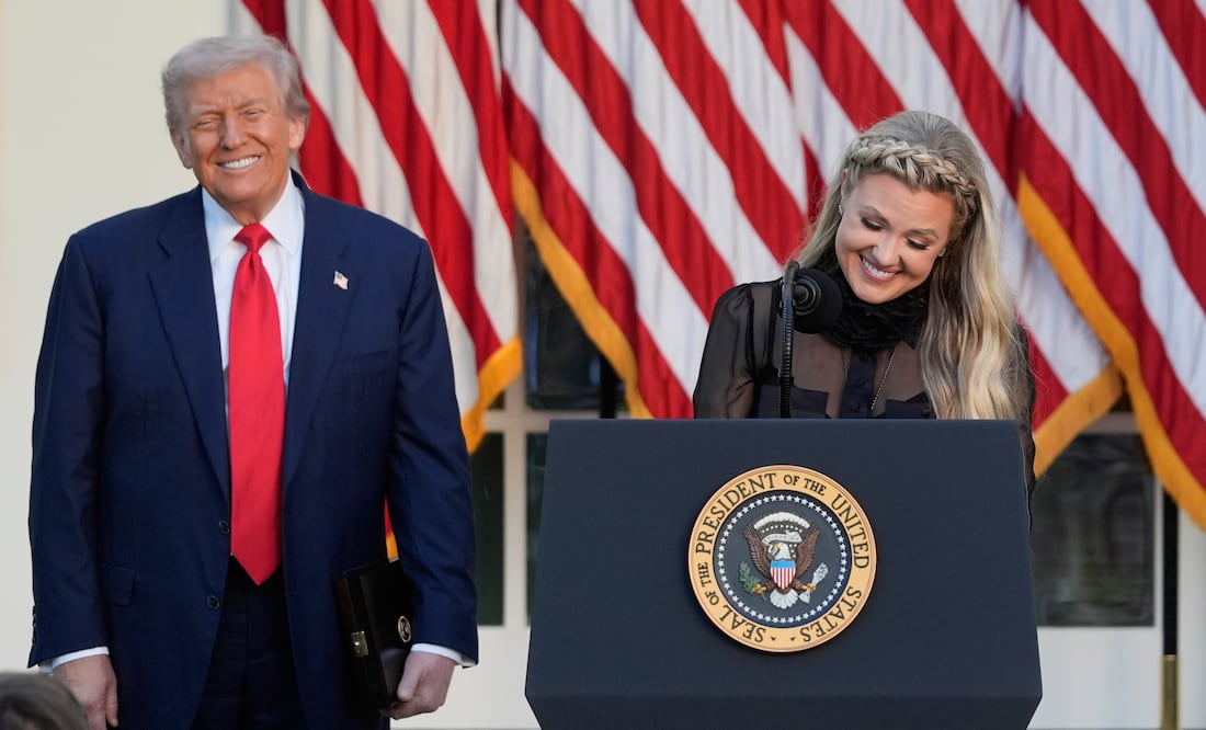 Bella e inspiradora’: las palabras de Trump sobre la viuda de Charlie Kirk que todos comentan (AP Photo/Alex Brandon)