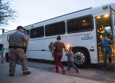 Corte Suprema de EU reactiva política migratoria de Trump "Quédate en México"