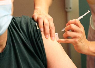 Segunda dosis de las vacunas de ARNm se considera segura tras una alergia