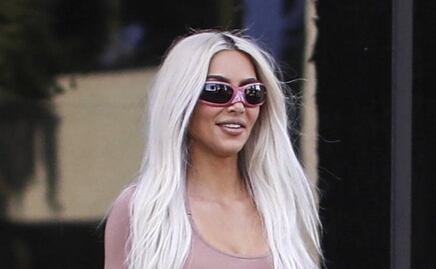 Kim Kardashian luce figura 'irreal' con leggings nude en California