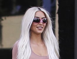 Kim Kardashian luce figura 'irreal' con leggings nude en California