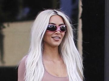 Kim Kardashian luce figura 'irreal' con leggings nude en California