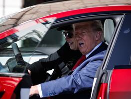 Donald Trump prueba Tesla de Elon Musk tras anunciar que le compraría uno