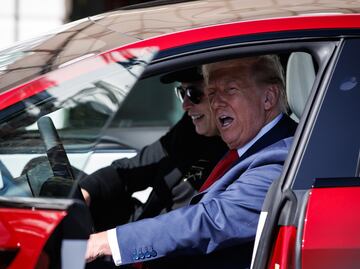 Donald Trump prueba Tesla de Elon Musk tras anunciar que le compraría uno