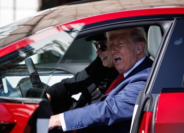 Donald Trump prueba Tesla de Elon Musk tras anunciar que le compraría uno