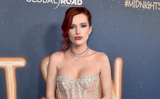 Bella Thorne levanta suspiros con falda de sirena y crop top braless