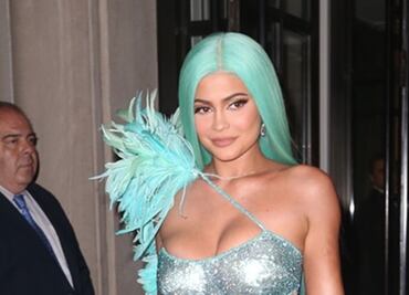 Kylie Jenner luce silueta 'curvy' con bikini floral