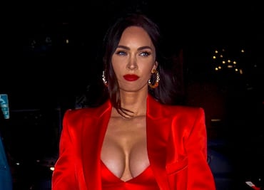 Megan Fox impacta con tendencia 'bra out' y traje rojo en California