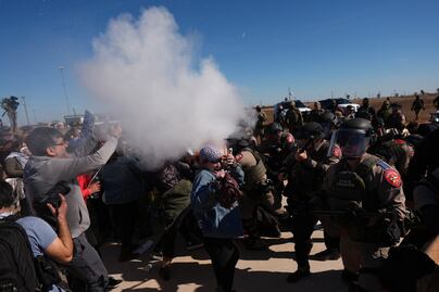 Agentes dispersan con gas protesta en Texas por niño ecuatoriano de 5 años detenido por ICE