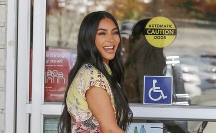 Kim Kardashian deslumbra con falda de cuero en supermercado de Calabasas