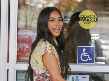Kim Kardashian deslumbra con falda de cuero en supermercado de Calabasas