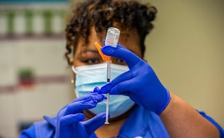 Vacunas Pfizer y Moderna son efectivas contra variantes indias: estudio