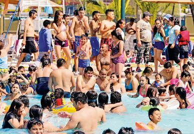 Sudor, orina, mucosidad y hasta heces en albercas intensifican olor a cloro; CDC alerta a nadadores