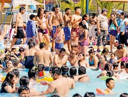 Sudor, orina, mucosidad y hasta heces en albercas intensifican olor a cloro; CDC alerta a nadadores