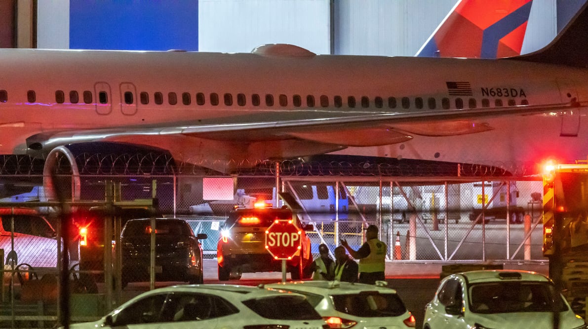 Mueren dos trabajadores y otro resulta herido por explosión de llanta de un avión de Delta en Atlanta. (John Spink/Atlanta Journal-Constitution via AP)