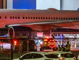 Mueren dos trabajadores y otro resulta herido por explosión de llanta de un avión de Delta en Atlanta