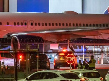 Mueren dos trabajadores y otro resulta herido por explosión de llanta de un avión de Delta en Atlanta