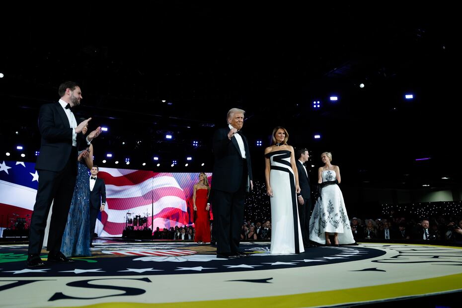 Melania Trump imprime su estilo elegante y de alta costura en el Liberty Ball. Foto: EFE