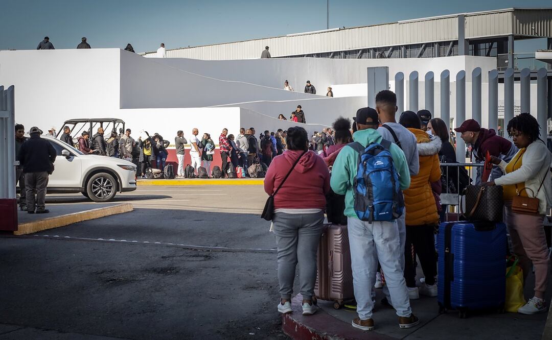 Migrantes están a la deriva en la frontera de California-México tras el cierre de refugio. Foto: EFE
