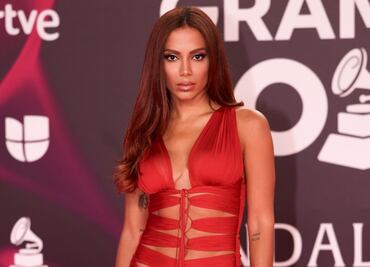 Anitta luce su figura de impacto en diminuto bikini blanco y deslumbra en redes